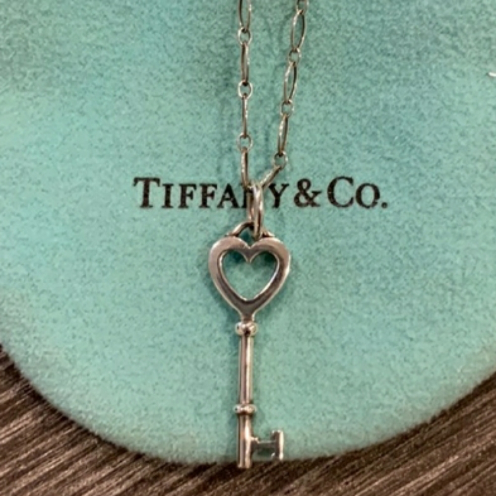 SALE! Tiffany Heart Key Pendant Necklace Just Beautiful 💙 Pristine